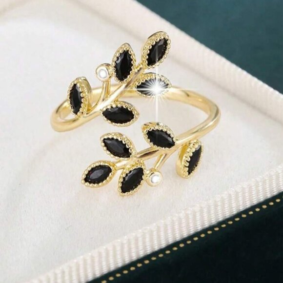ENGAGEMENT RING - Picture 1 of 3